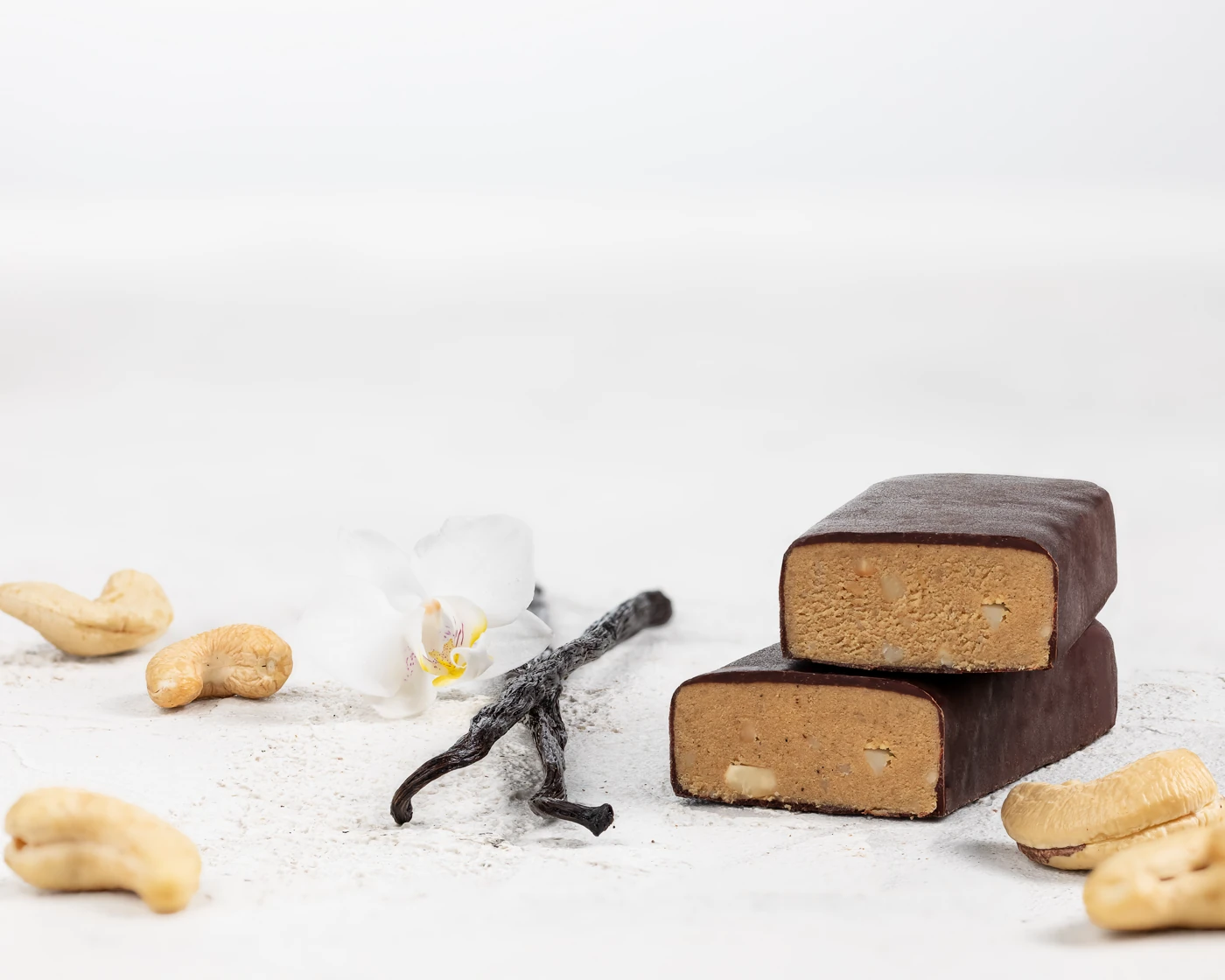 MojoBite vanilla collagen bar with orchid, vanilla pod, and cashews