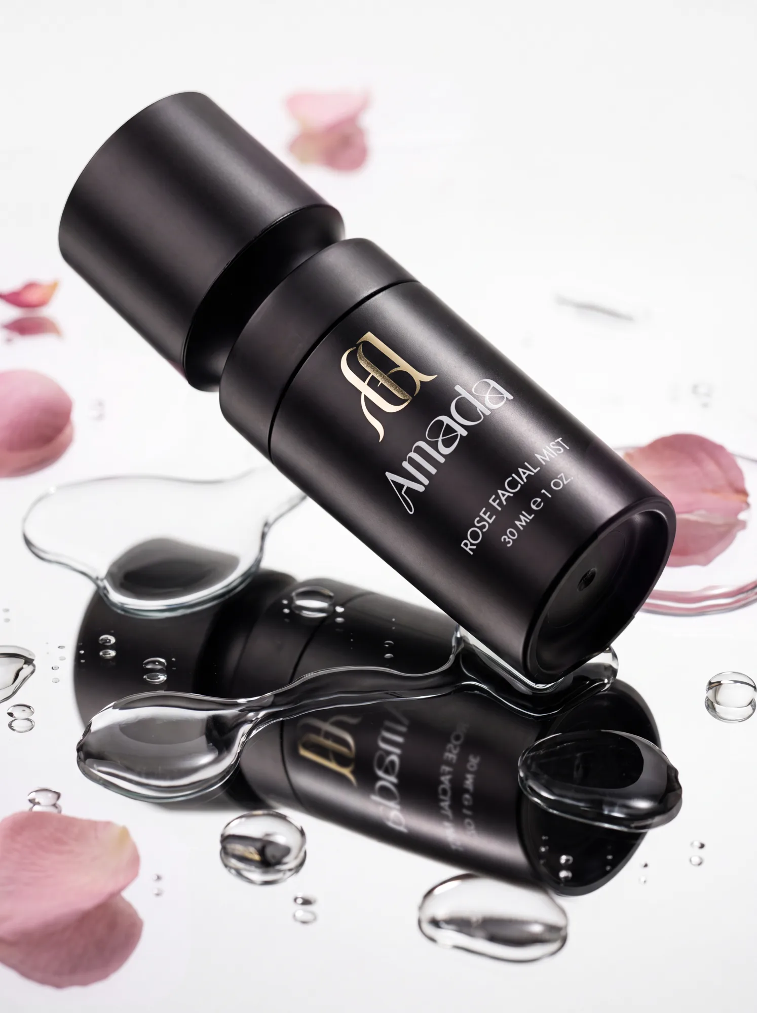 Rose Facial Mist AMADA с вода и носещи се розови листенца