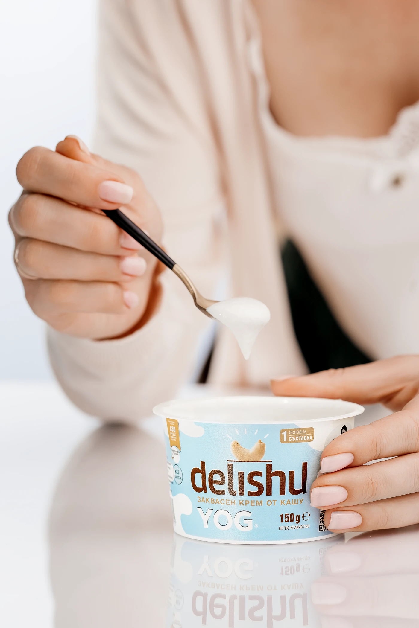Жена, която консумира Delishu в мека сутрешна светлина