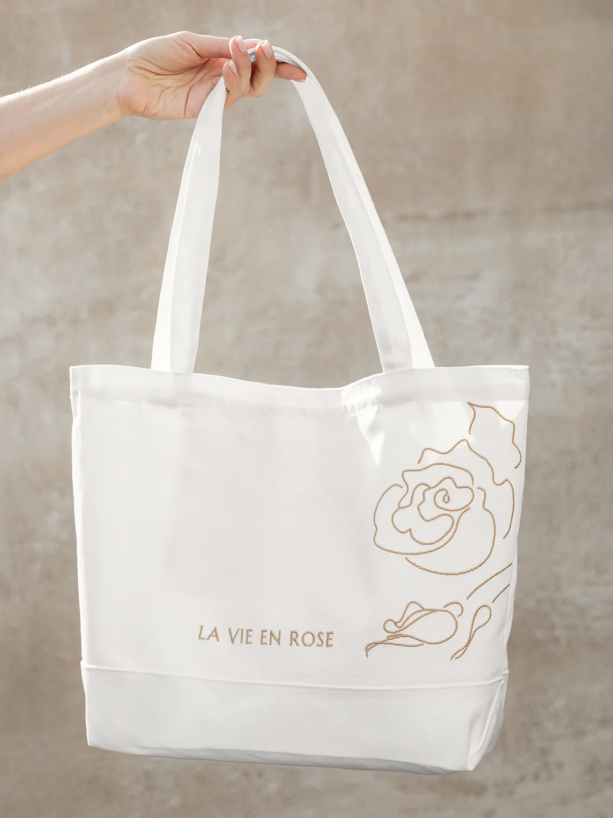 ECOMAAT La Vie en Rose чанта - държана в ръка, за да се видят мащаб и качество