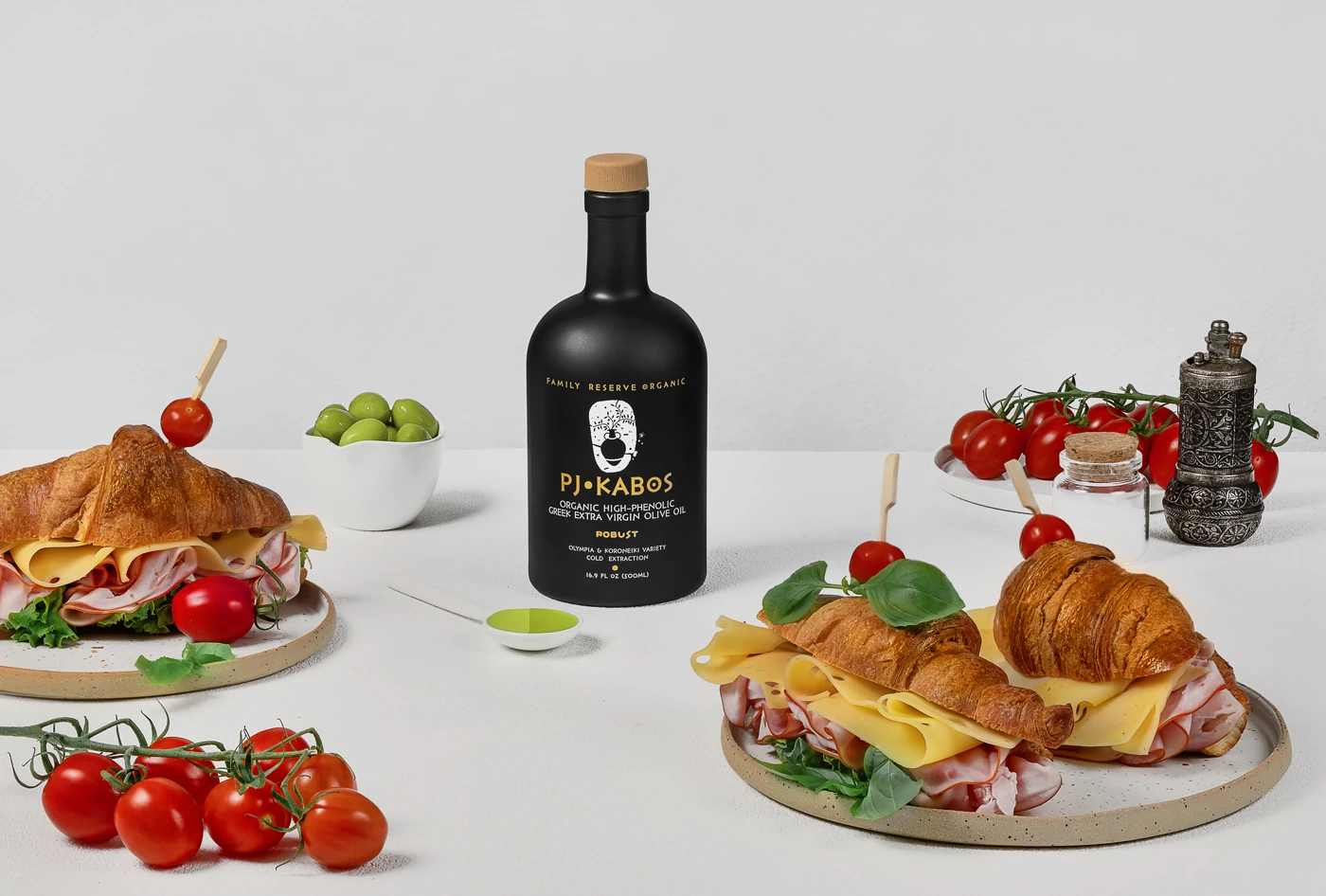 Луксозна breakfast сцена с PJ KABOS Family Reserve зехтин, средиземноморски съставки и топла естествена светлина