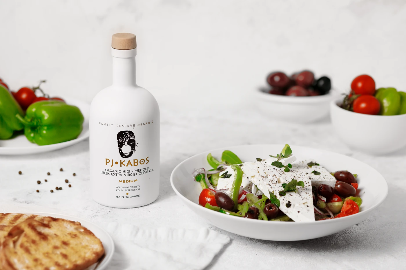 Гръцка селска салата с PJ KABOS Family Reserve зехтин, заснета за социални мрежи и content marketing