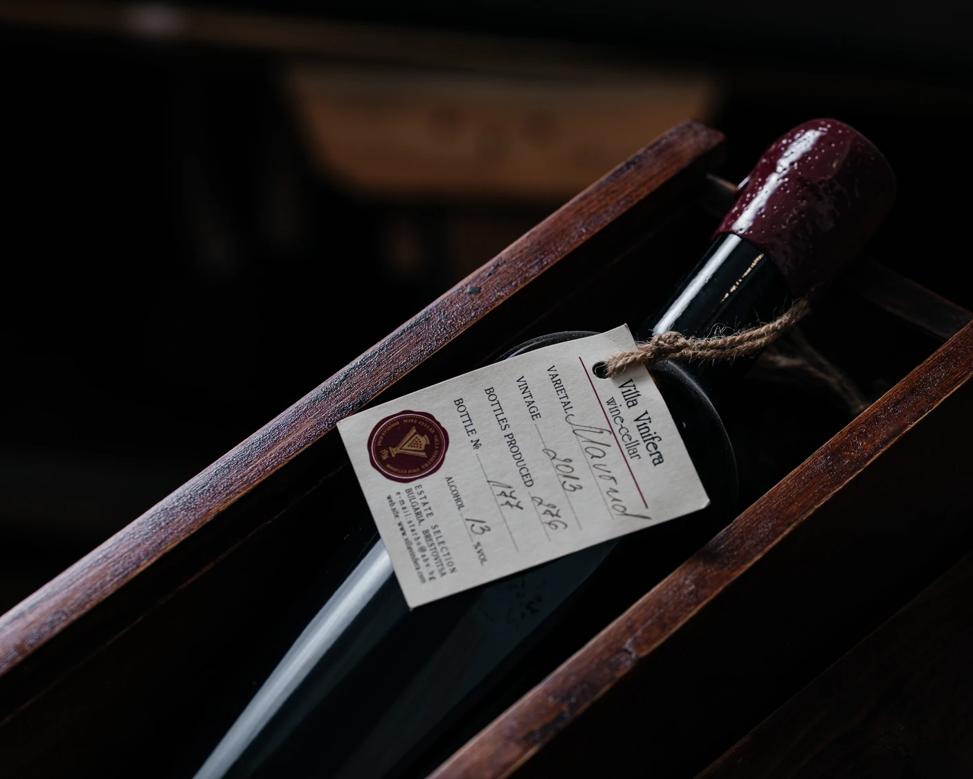 Вила Винифера Мавруд 2013, бутилка българско вино №177/276, с восъчен печат и ръчно написан етикет.