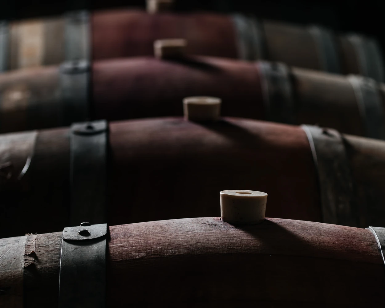 Дървени винени бъчви за отлежаване на вината Вила Винифера във винарната им в Пловдив, България.