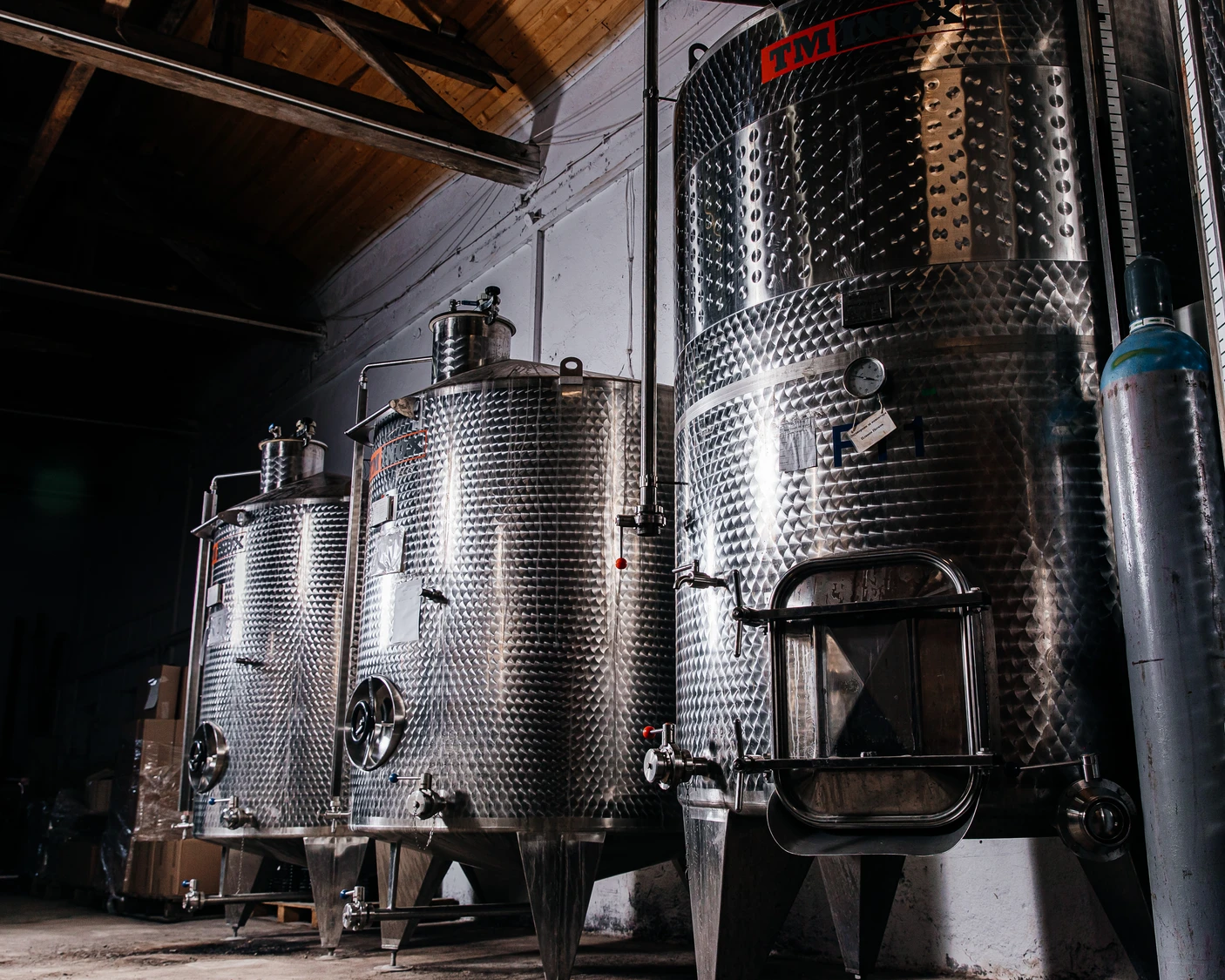 Модерни иноксови ферментационни съдове в изба Villa Vinifera, Пловдив, България, за производство на вино.
