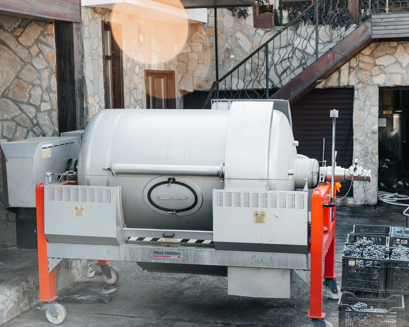 Винарско оборудване DELLA TOFFOLA със свежо грозде в изба Вила Винифера, Пловдив, България.