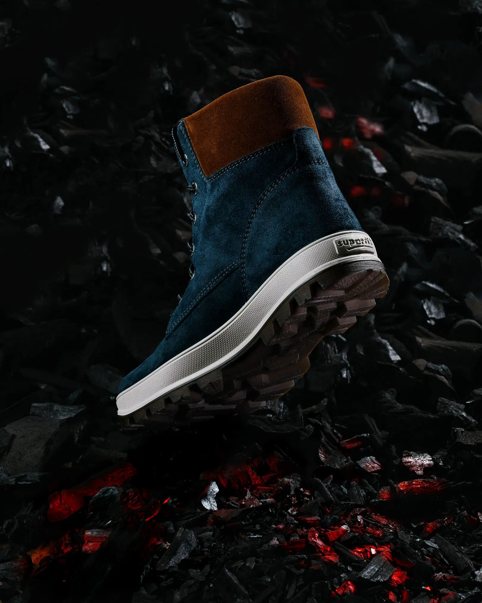 Superfit син велурен ботуш над жарава за Dynaphos майсторски клас по продуктова фотография: ефекти с истински огън.