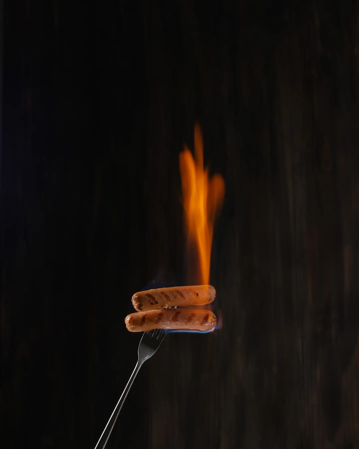 Наденица на вилица с истински пламъци за майсторски клас по творческа продуктова фотография на Dynaphos.