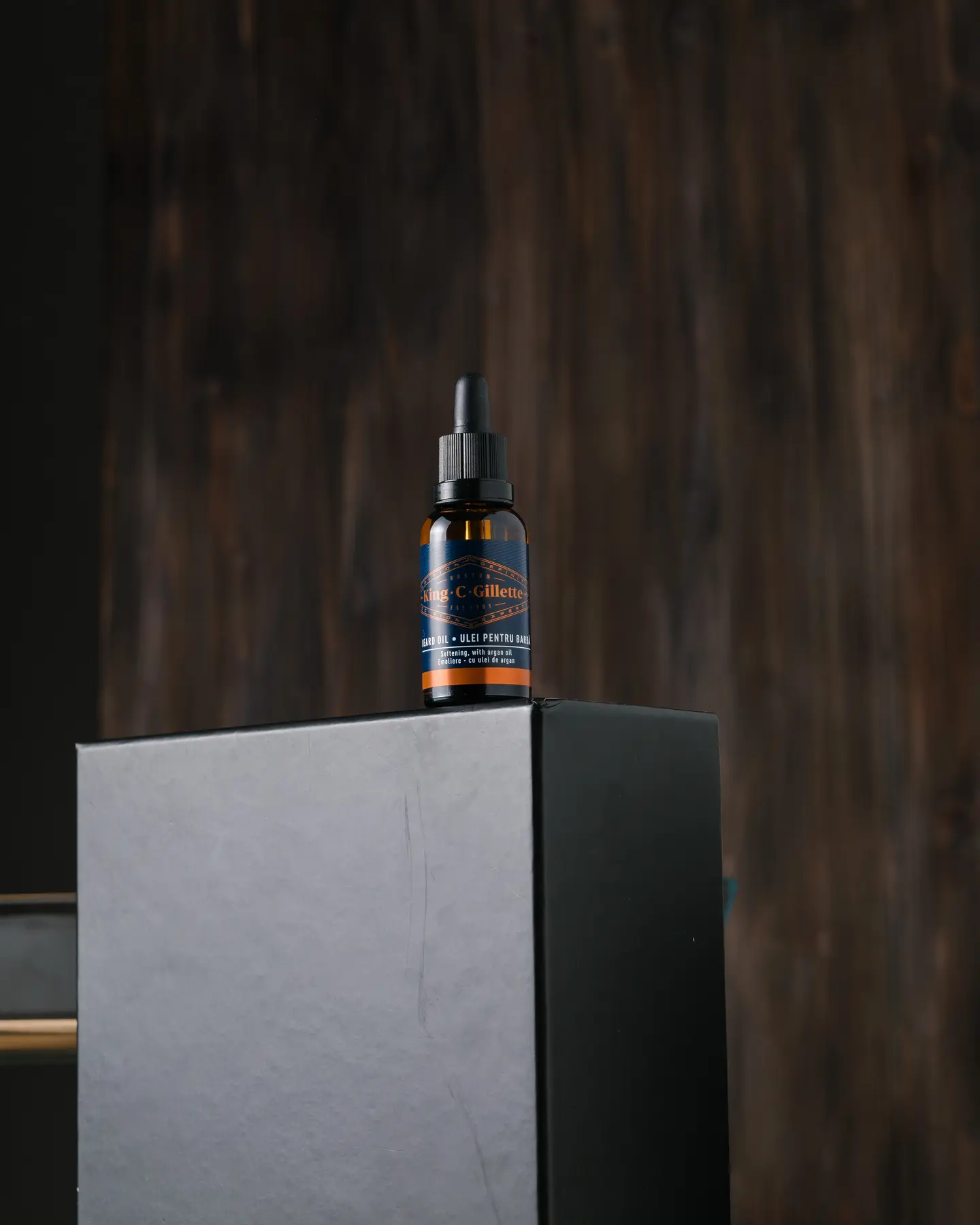 Продуктова снимка на олио за брада King C. Gillette, показваща креативни техники от майсторски клас Dynaphos.