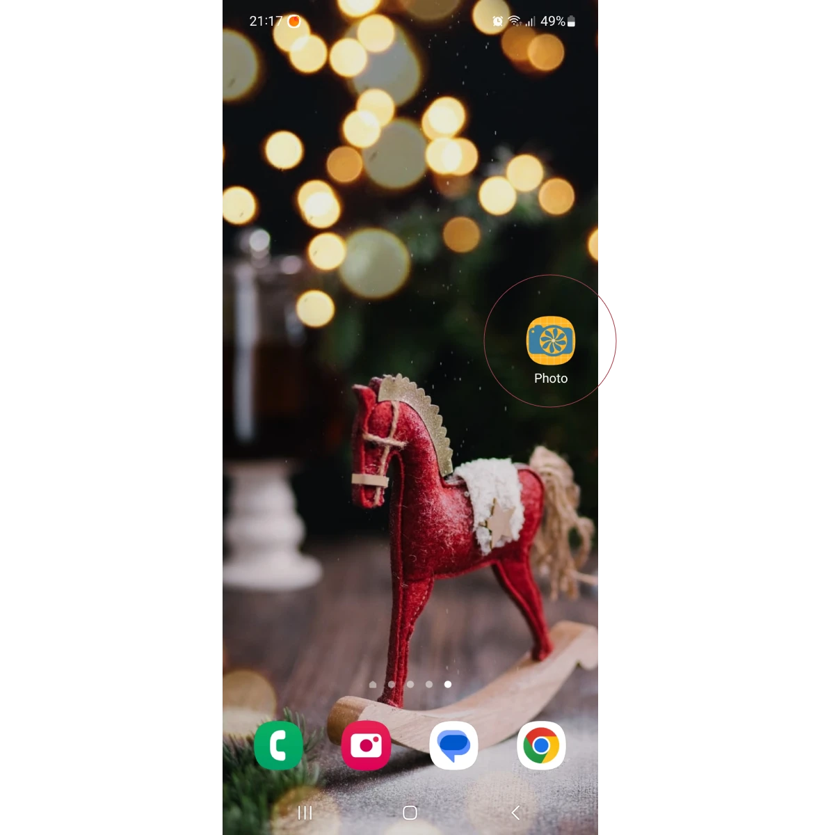 Смартфон с боке тапет с люлеещо се конче и фото приложение за композиране на храна.