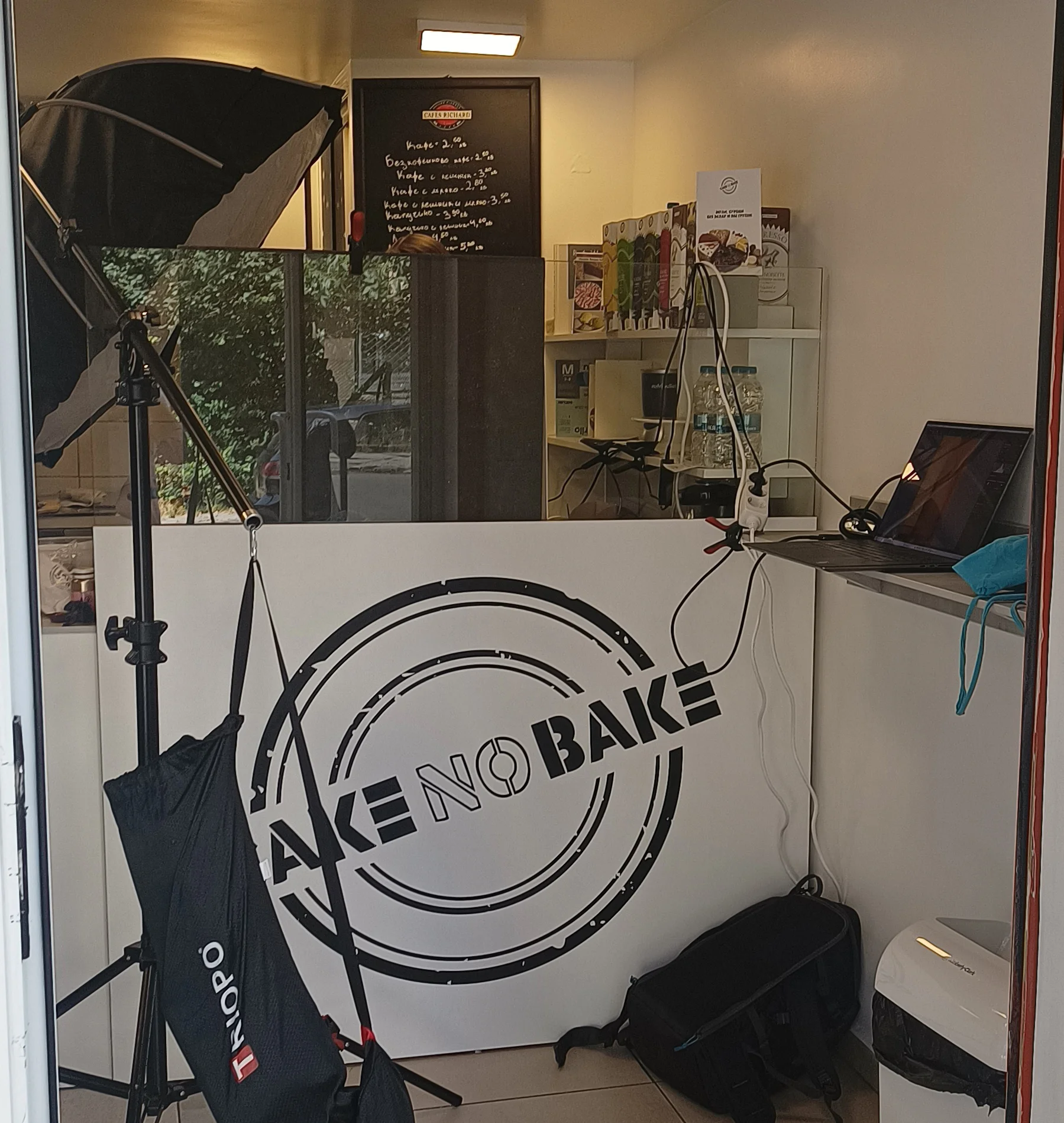 Фотографска инсталация на Пралеска в магазин Cake No Bake, с лого, осветление и оборудване за сурови веган торти.