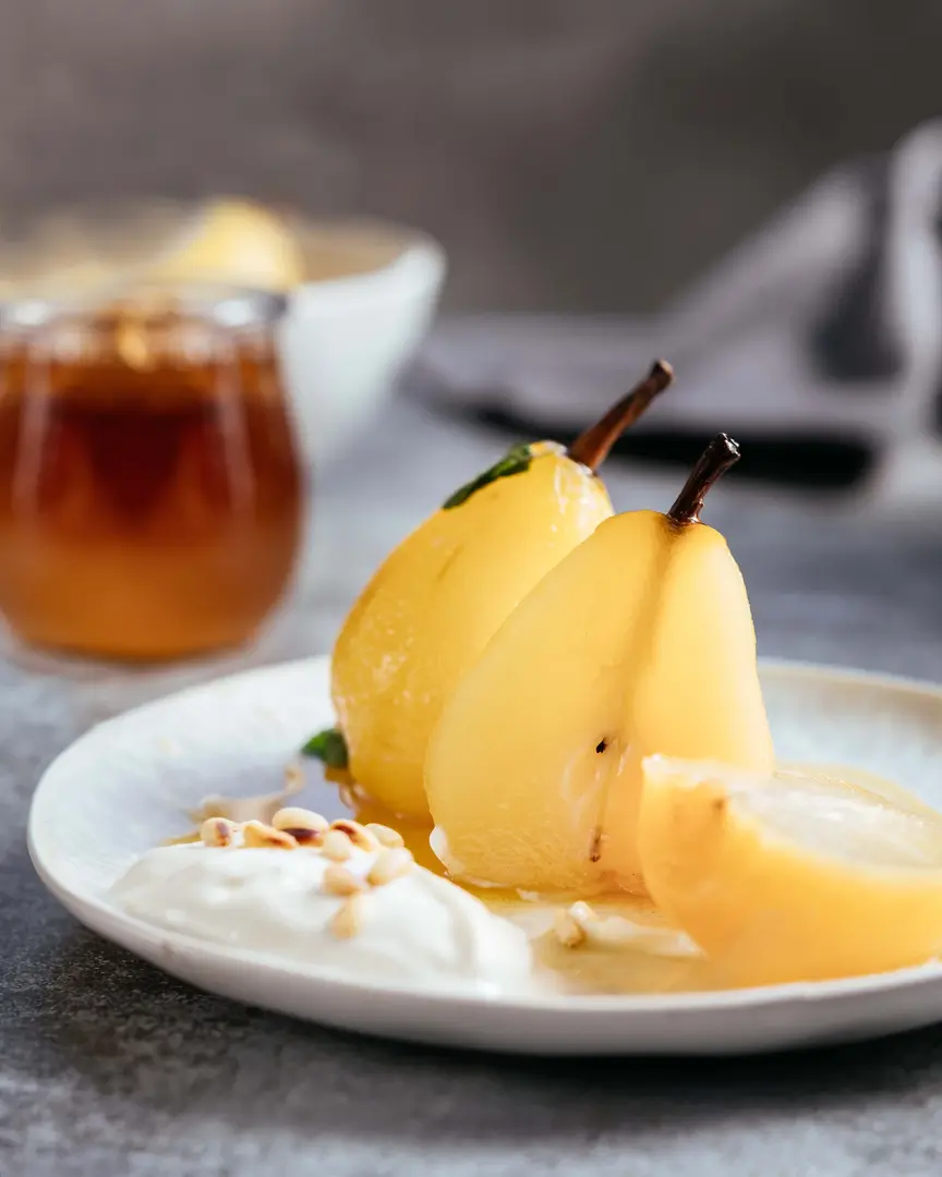 Поширани круши с гръцко кисело мляко, кедрови ядки и мед. Класически френски десерт.