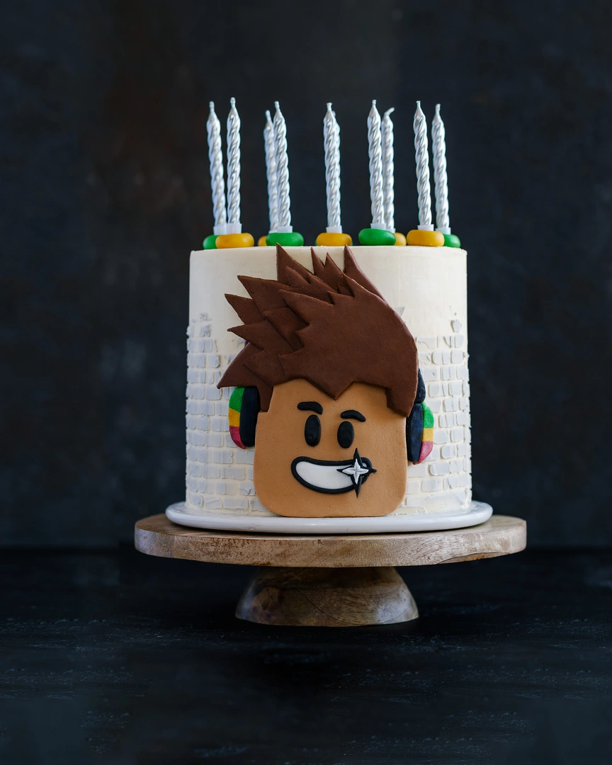 Cake covered with a stable white chocolate cream and Roblox character decoration, ideal for hot weather & 16x16cm.
