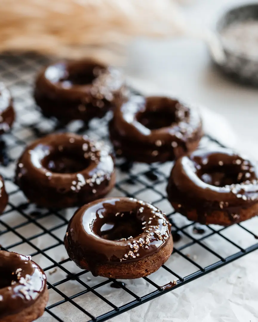 Веган тиквени мъфини с гурме шоколадова глазура и пуканки от амарант – вкусен десерт.