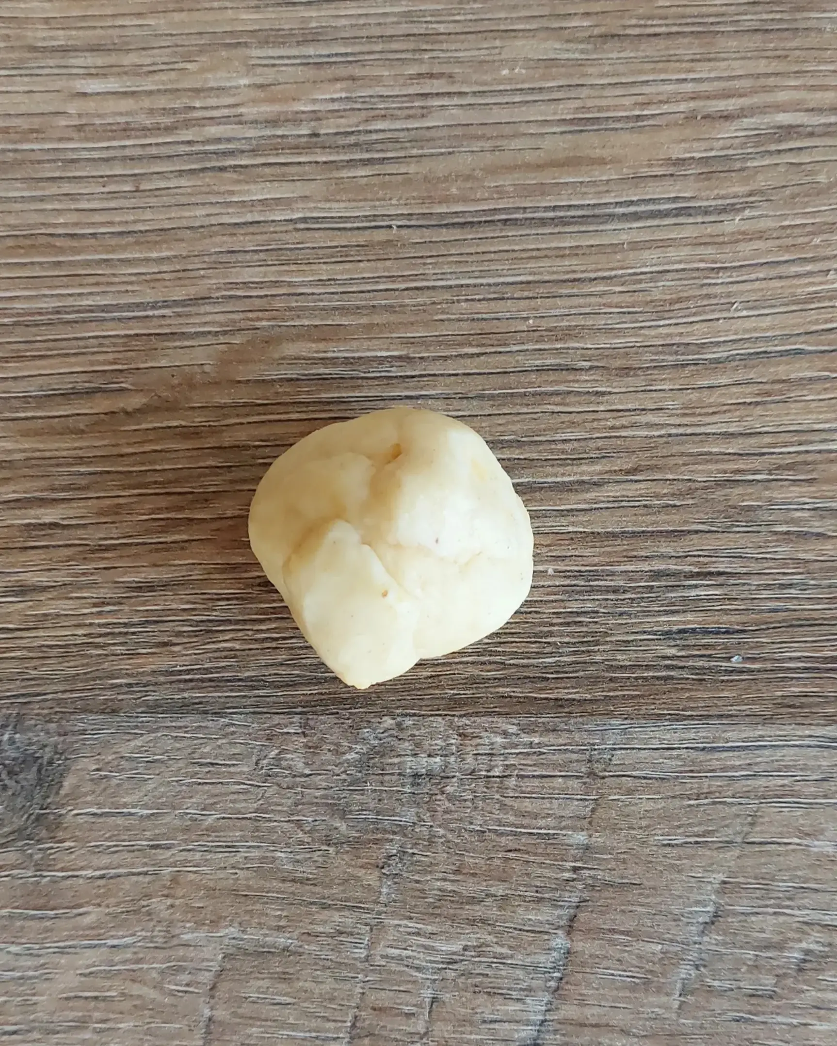 Топка тесто за масленки, колкото орех, със сварени жълтъци за нежна структура.