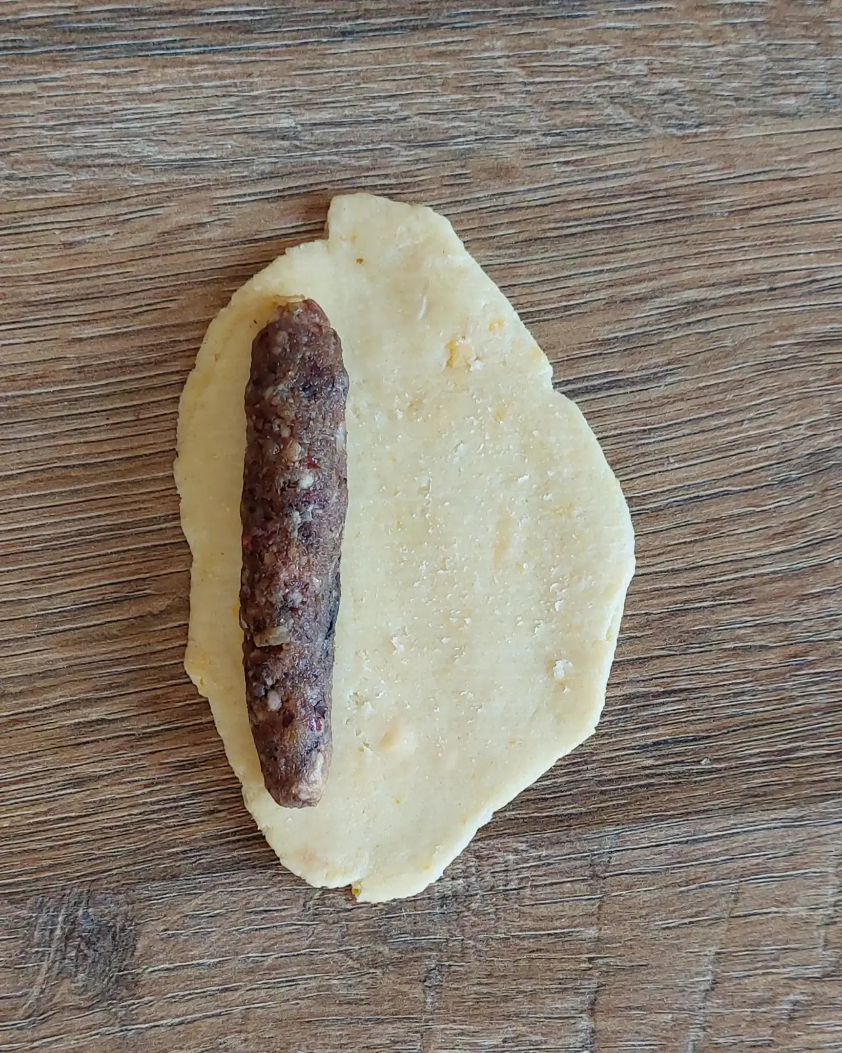 Овално маслено тесто със сливов, кайсиев, ядков и меден пълнеж по края за рогчета.