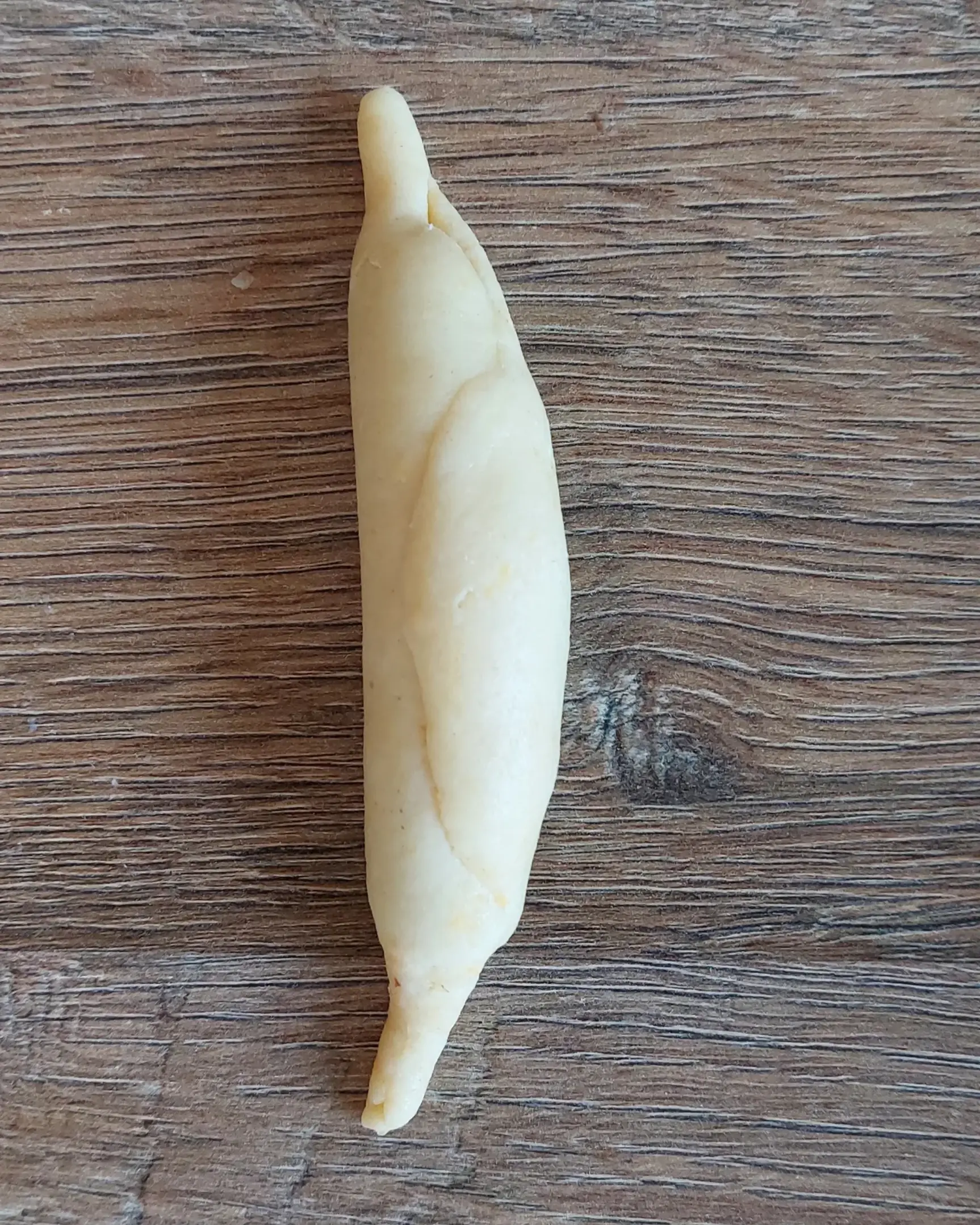 Меко пясъчно тесто с пълнеж от плодове и ядки, усукано на полумесец.