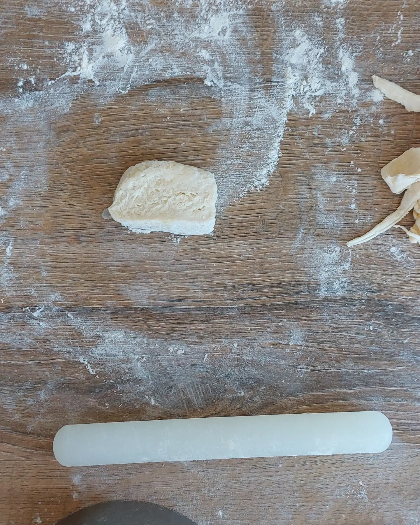 Текстурирано многолистно тесто, брашно, точилка на дървена маса за рецепта за торта.