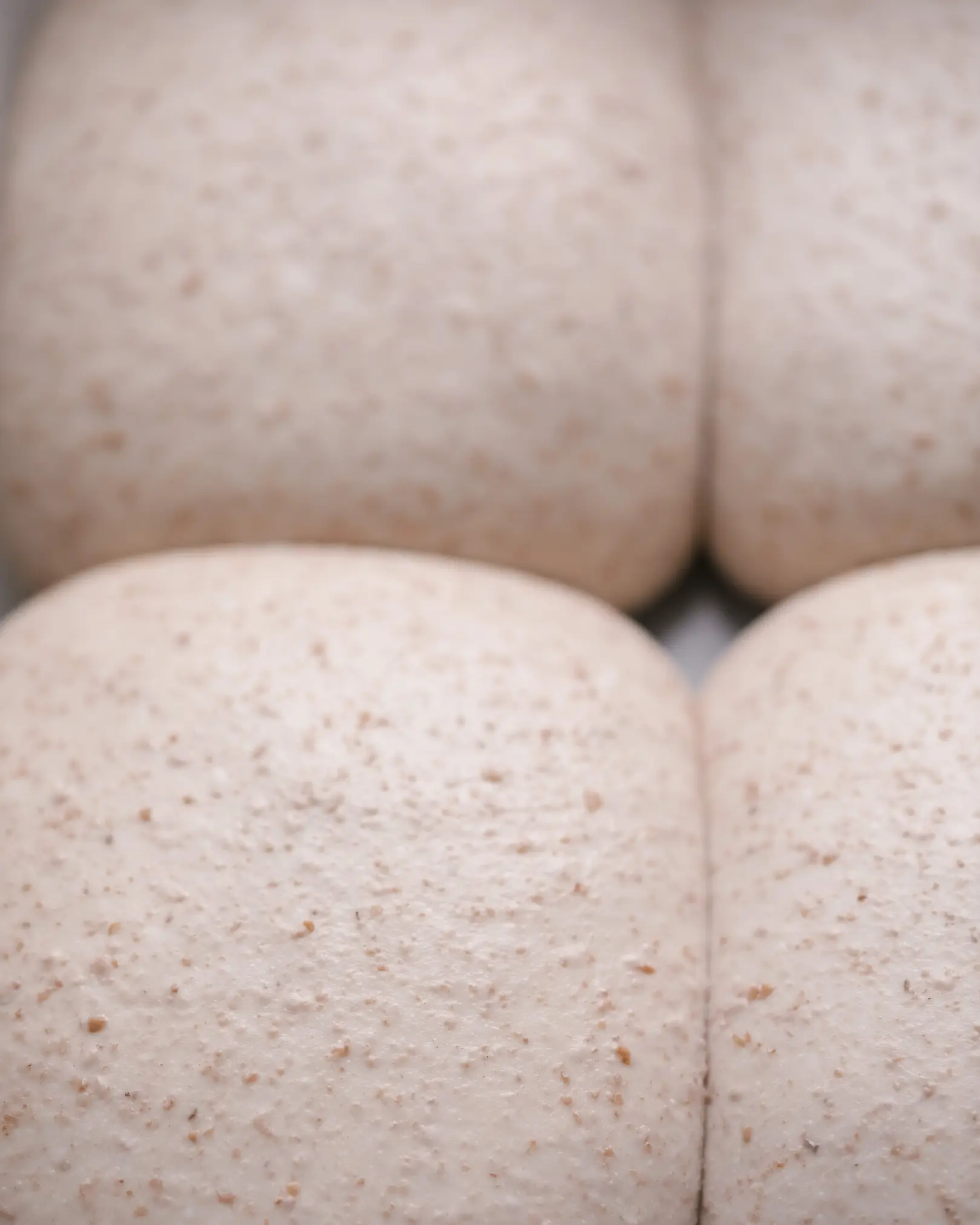 Четири топки тесто за пица Caputo 00, втасващи в контейнер, готови за дълга ферментация.