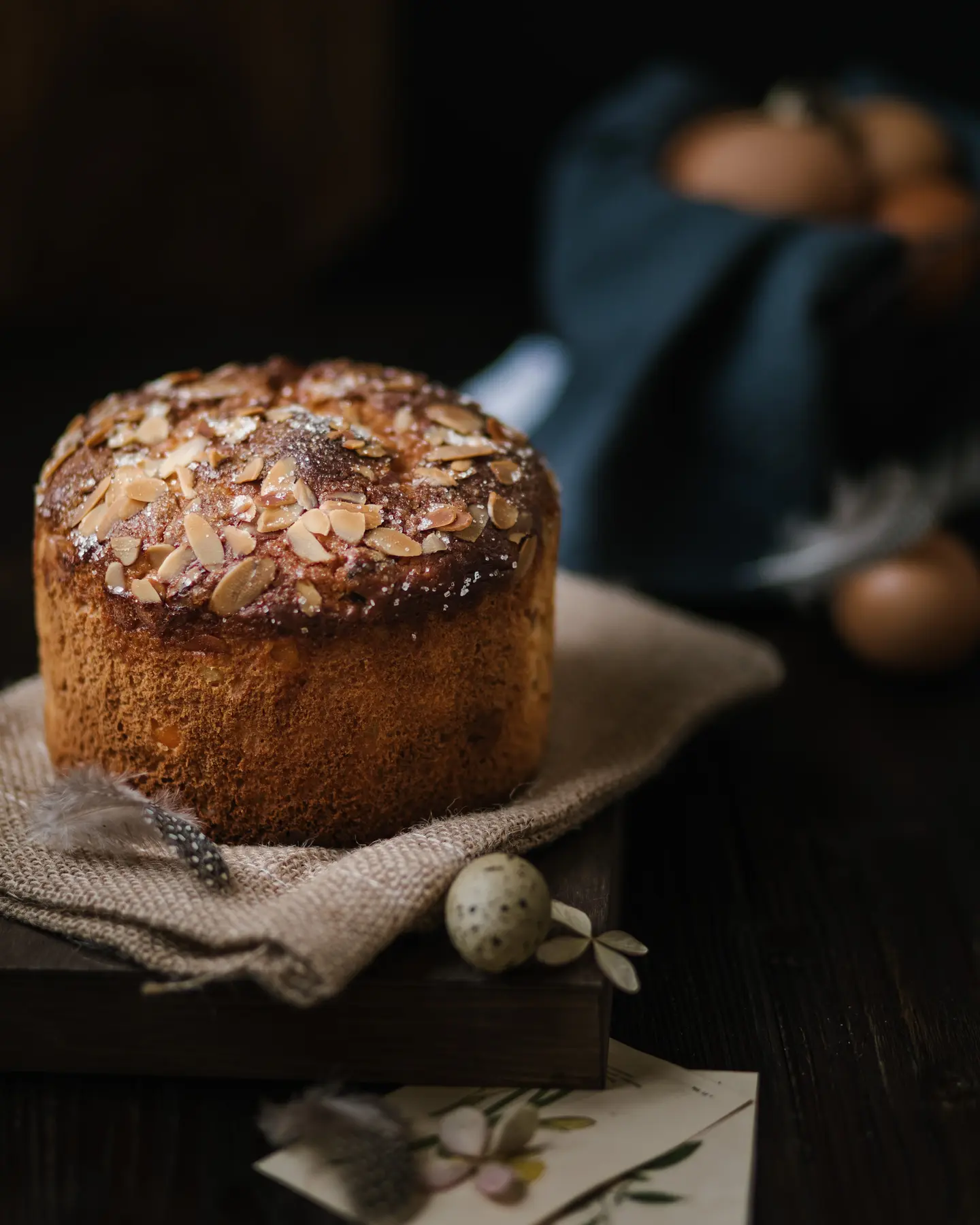 Домашен козунак, глазиран с жълтък, захар и бадеми, идеален за празнично угощение.
