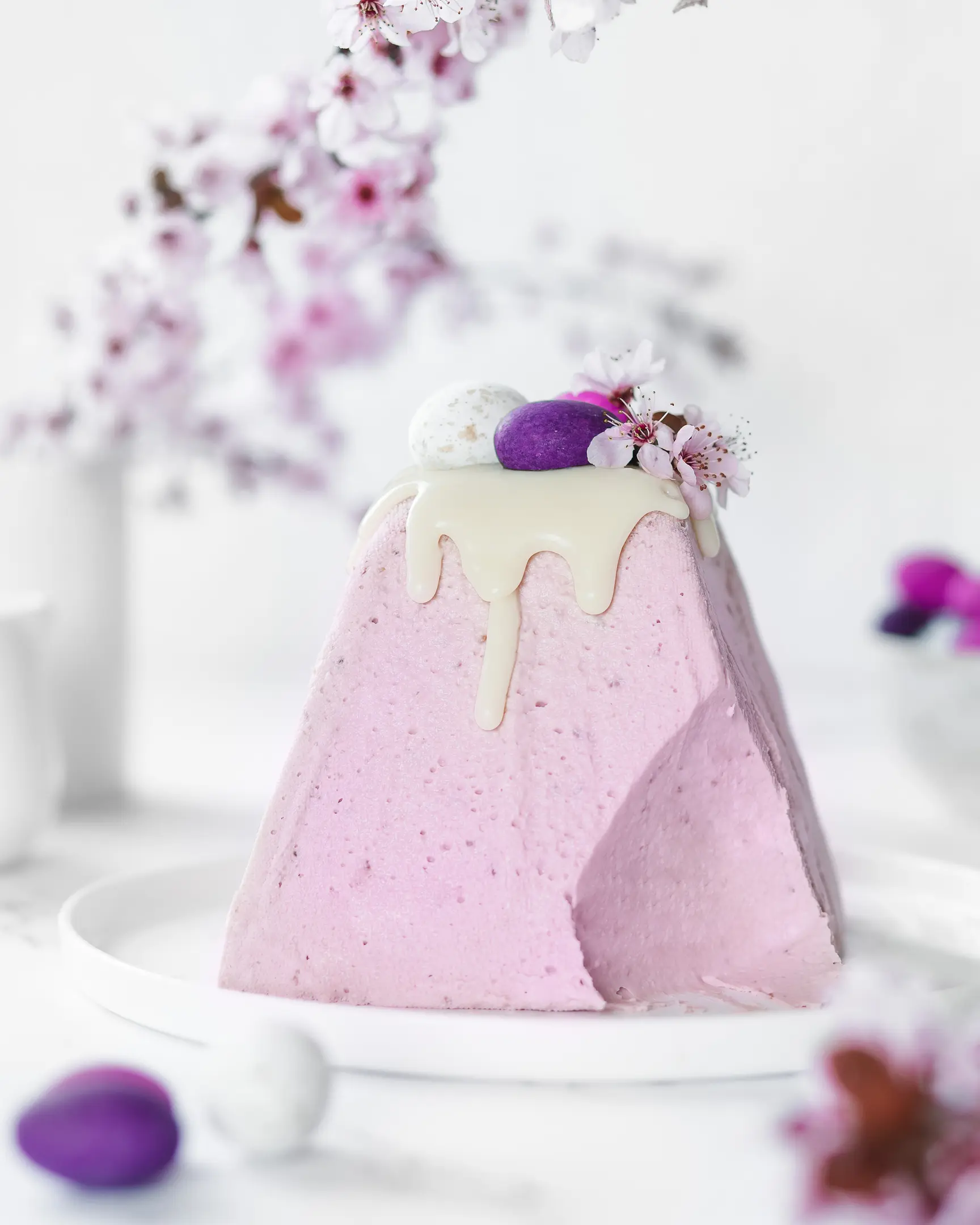 Руска малинова извара Паска, великденски десерт-пирамида с бял шоколад, цветя и бонбони.