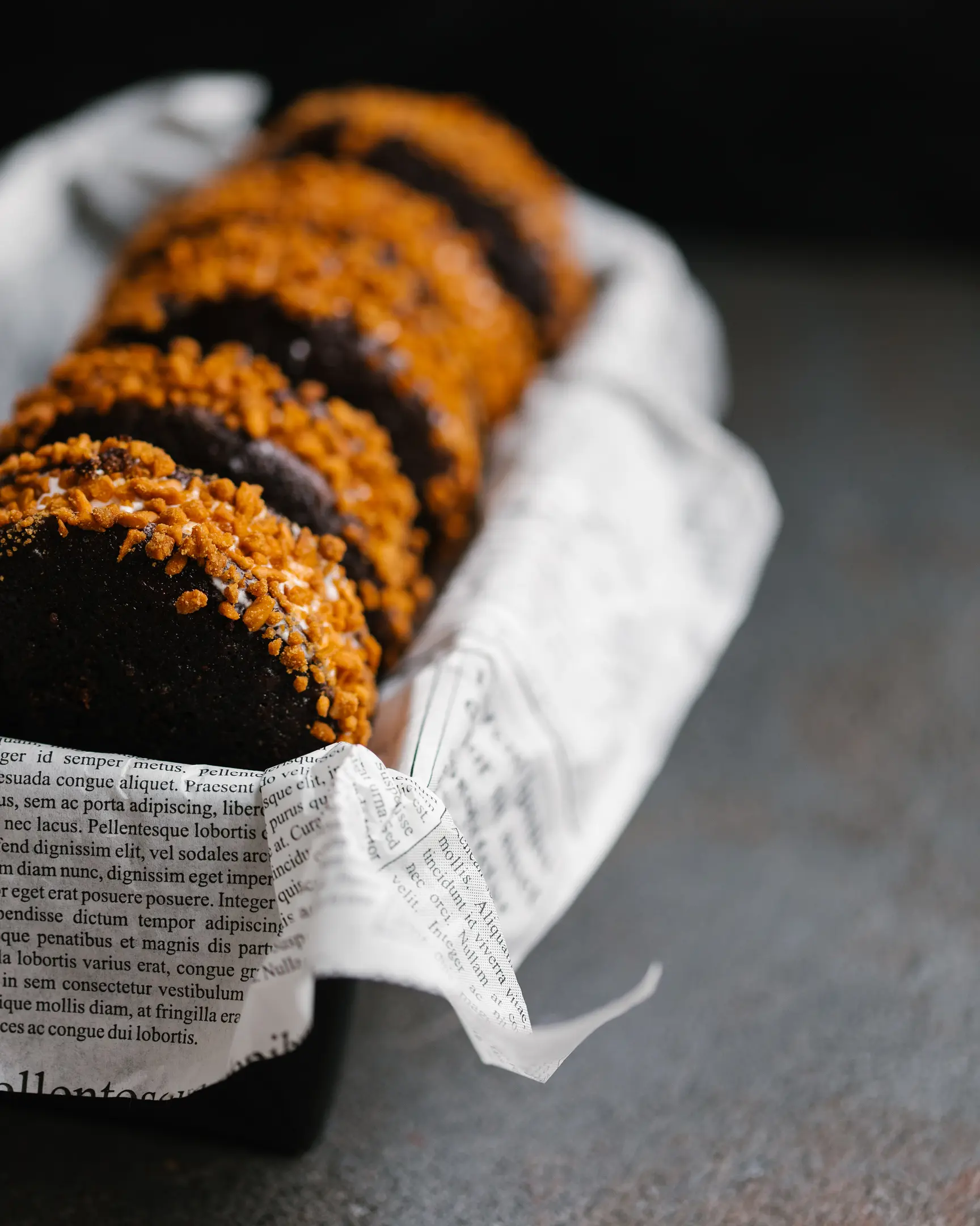 Тиквено-шоколадови упи пайове с хрупкави карамелизирани ядки, подредени за сервиране.