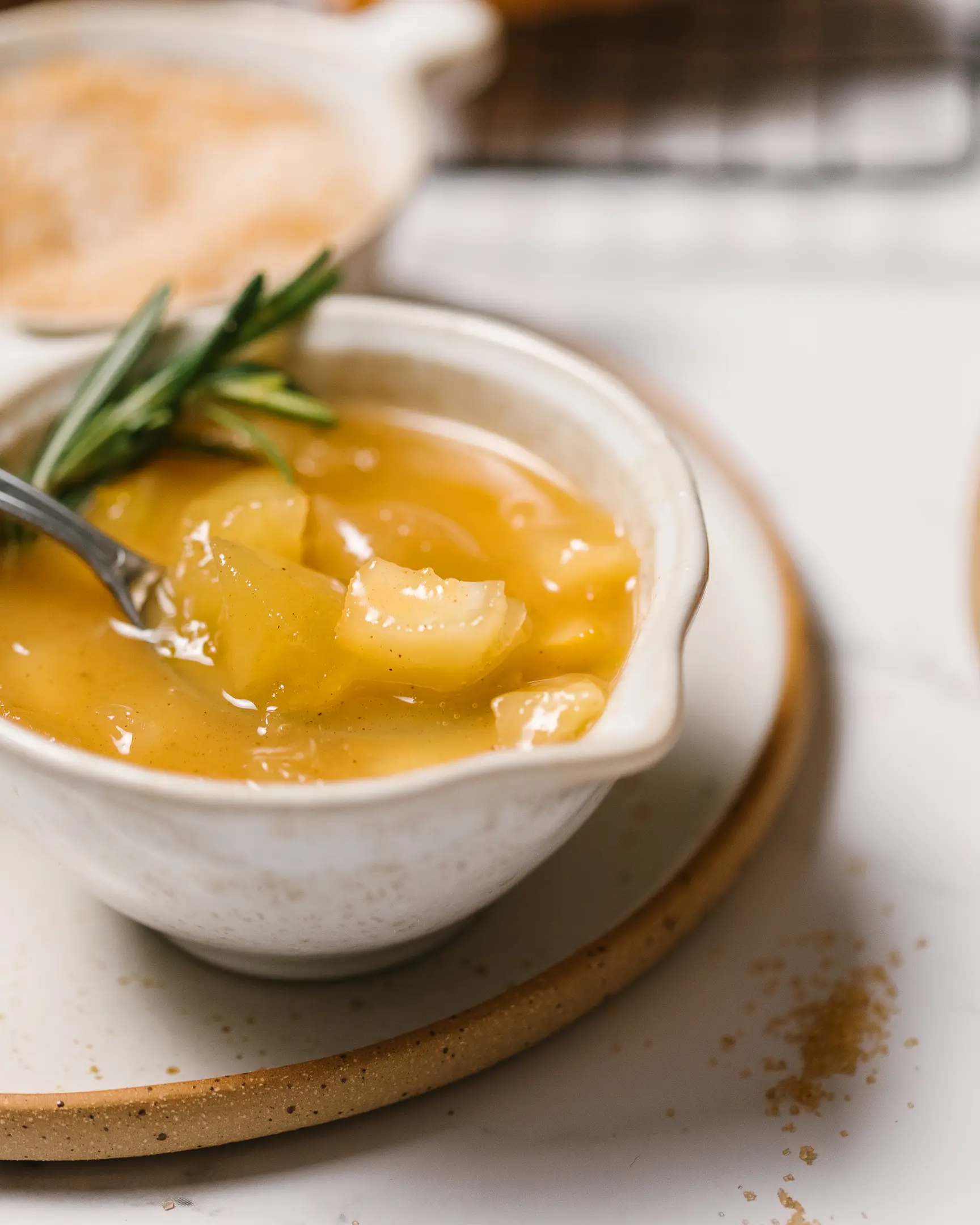 Домашен ябълков пълнеж: ябълки на кубчета, канела, захар в купа, готов за ръчни пайове.