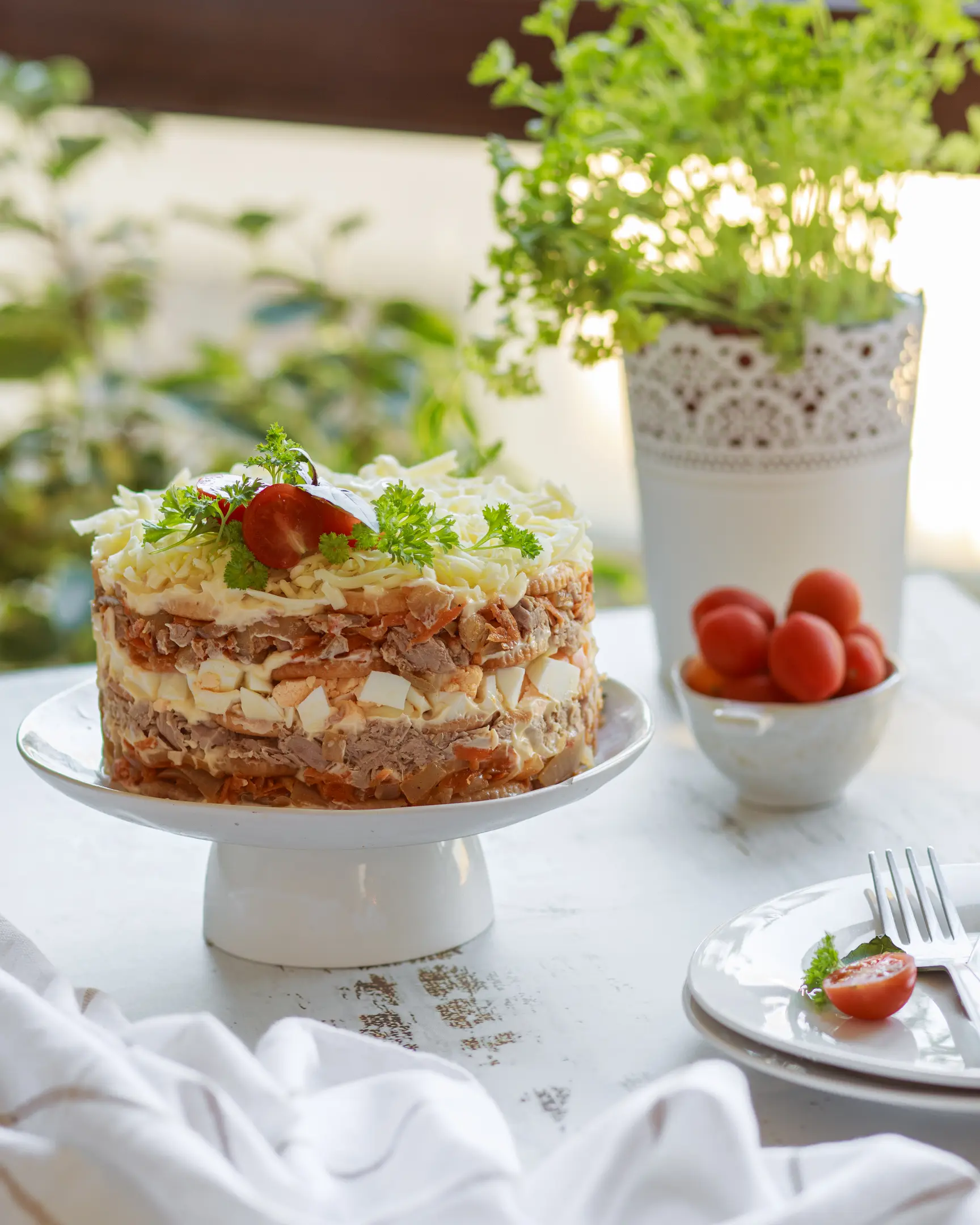 Слоеста солена торта с риба тон, яйца, моркови, лук и сирене, гарнирана; идеално мезе за Новогодишна трапеза.