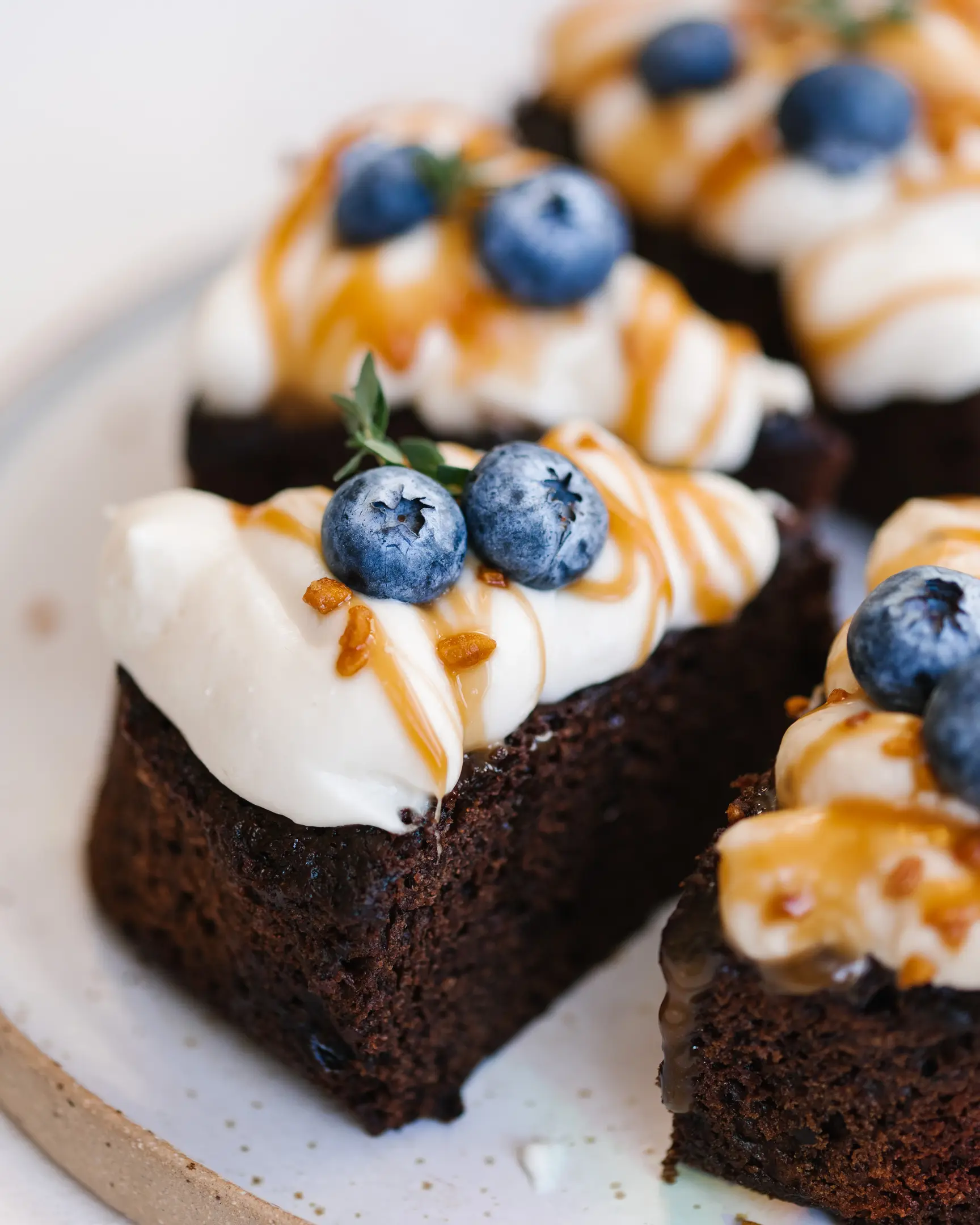 Бананово-шоколадови къпкейкове с крем маскарпоне, пресни боровинки и карамелена заливка.