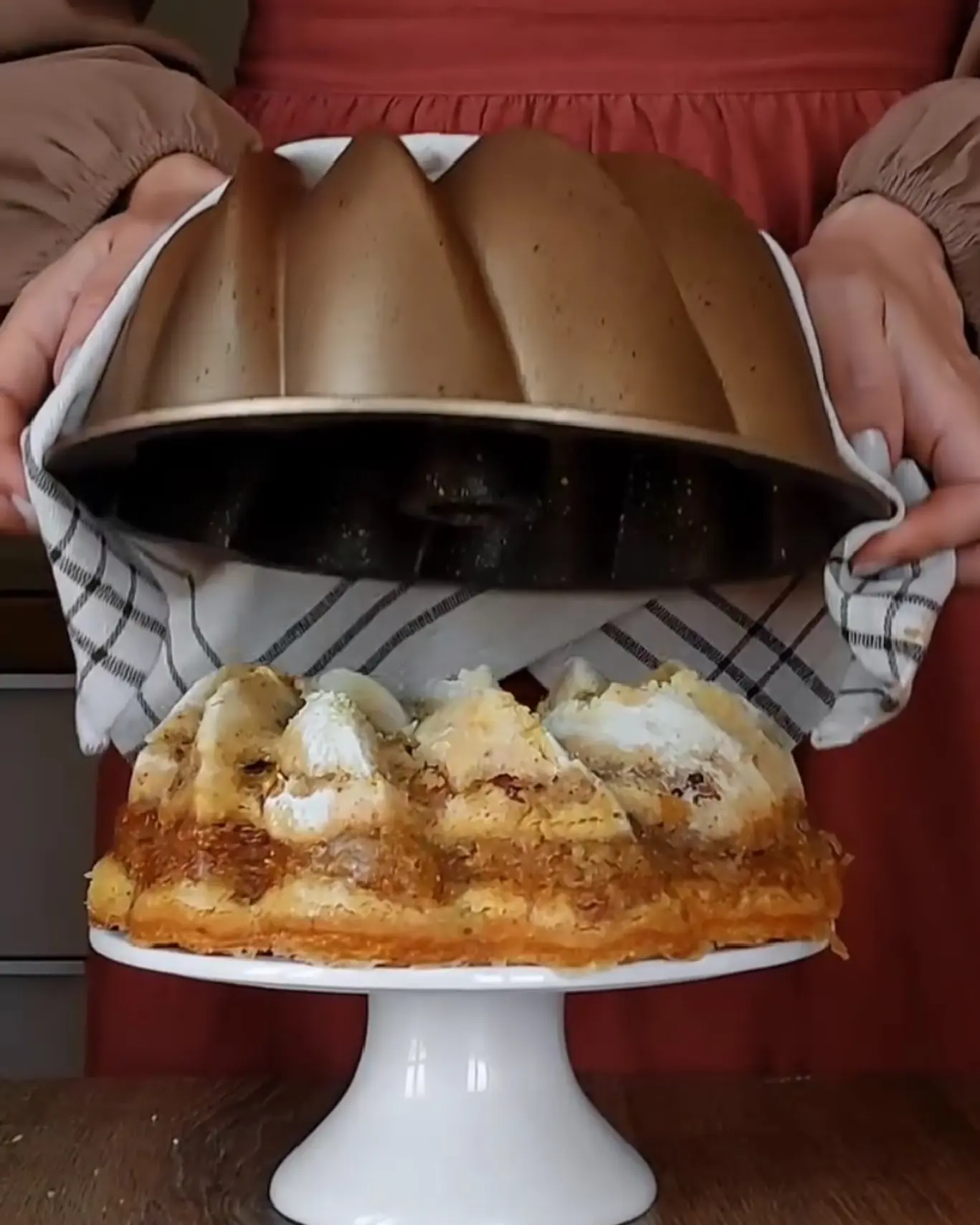 Златист мързелив слоест пай в ринг форма, с ябълки и грис, изваден, готов за сервиране.